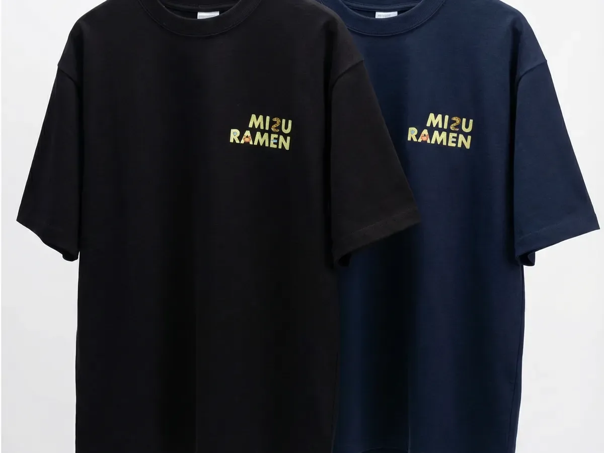 黒と紺のTシャツをハンガーに掛けた様子