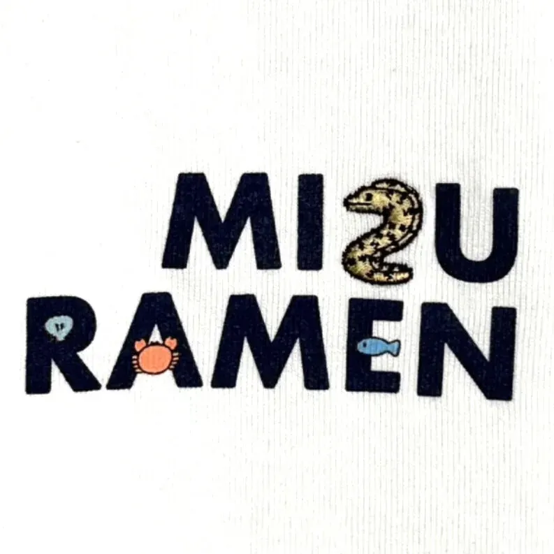 白いTシャツのもう1つの柄の接写。文字はプリント、ウツボの部分は刺繍