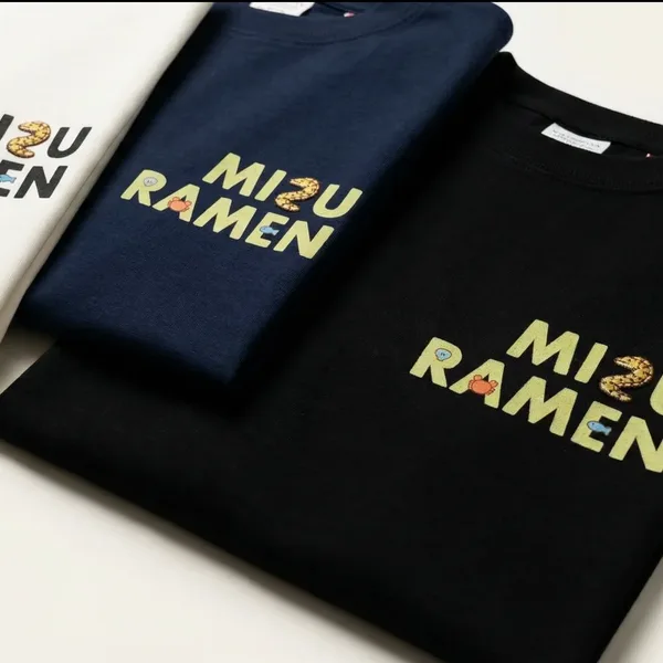 ロゴを入れた白・紺・黒のTシャツを重ねた平置き